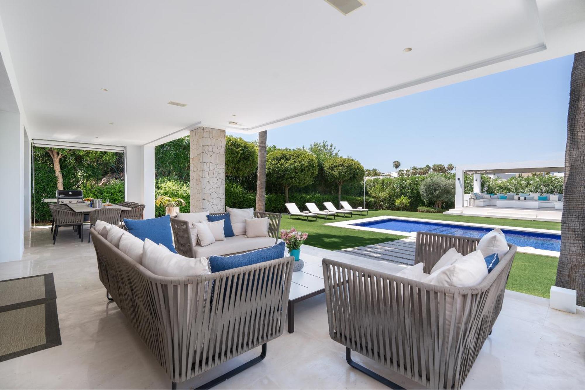 Eva Olivos Nueva Andalucia Villa *